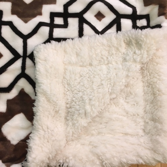 White geometric spanish tile print throw 50x60” - Picture 3 of 8